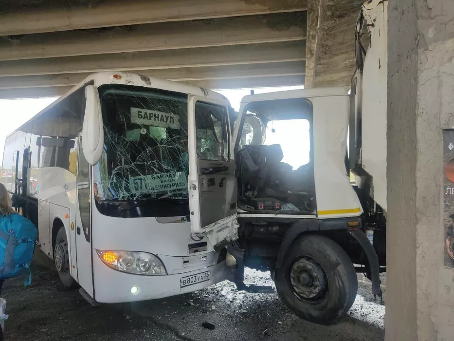 Четыре человека пострадали при столкновении междугороднего автобуса и грузовика в Бийске