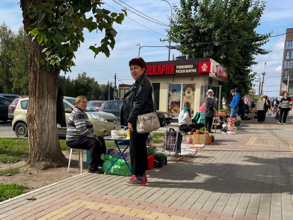 Что и по каким ценам продают на уличных базарчиках Барнаула. Фото