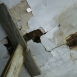 Дырявую крышу неаварийного дома в Барнауле подлатают досками и накроют от протеканий