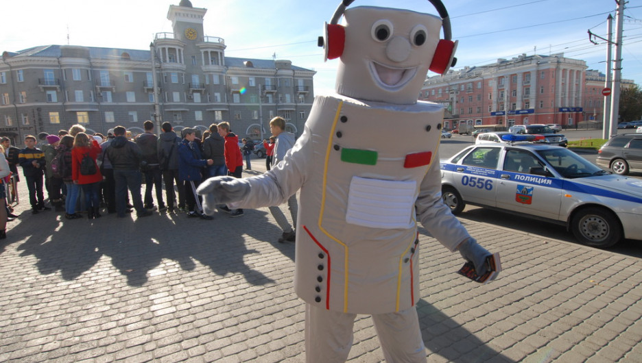 Как картонные роботы захватили площадь Октября восемь лет назад. Исторический фоторепортаж altapress.ru