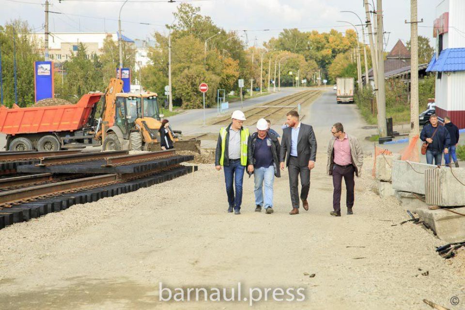 Как на путепроводе по проспекту Ленина начали укладывать рельсы