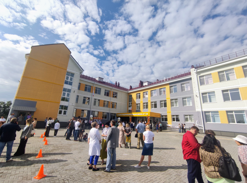 Как выглядит долгожданная школа, которую открыли в поселке Спутник в Барнауле
