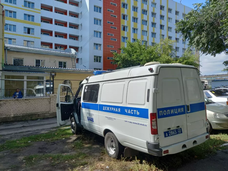 Молодой человек выпал из окна студенческого общежития в Барнауле