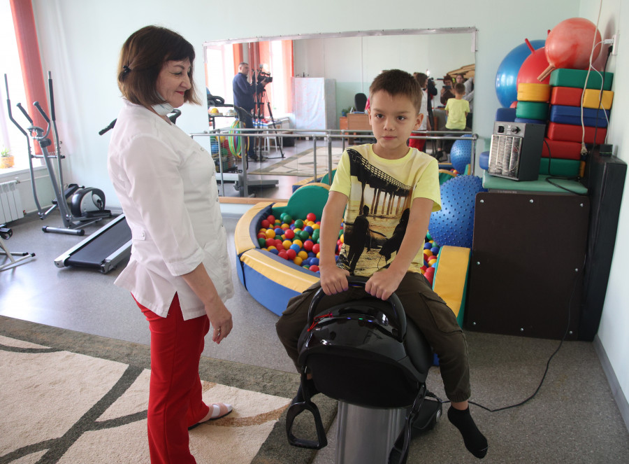Не отходя от мамы. Как алтайские врачи помогают детям восстановиться после болезней