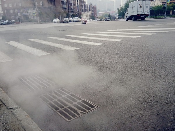 «Небольшой дефект теплотрассы»: парящий провал в асфальте на новосибирской улице Орджоникидзе обещают ликвидировать на следующей неделе
