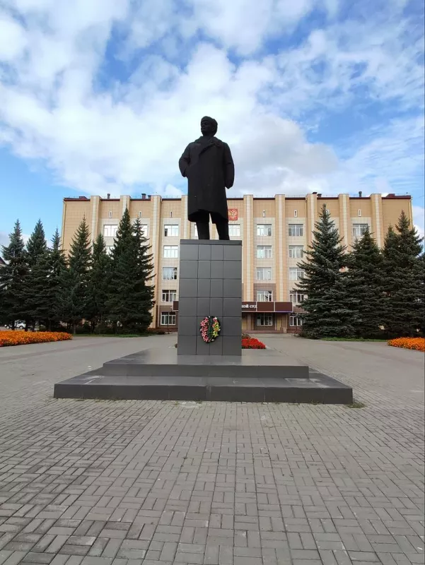 «Обнищание» памятника Ленину в Бийске связали с исчезновением облицовочного гранита