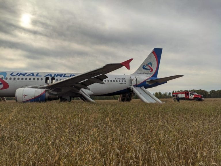 СК возбудил уголовное дело после аварийной посадки самолета под Убинским