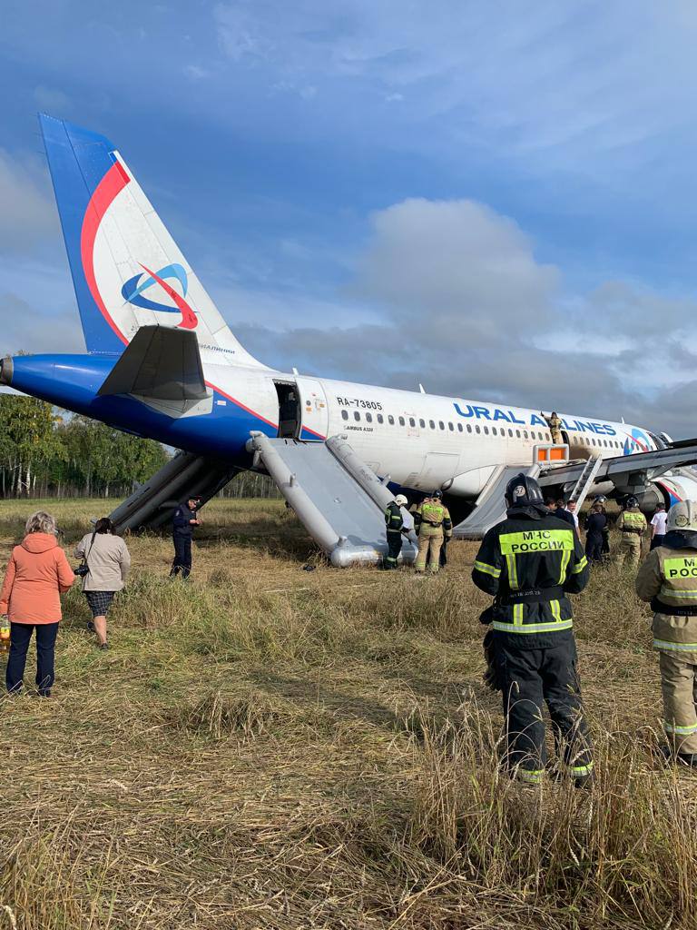 СК возбудил уголовное дело после аварийной посадки самолета под Убинским
