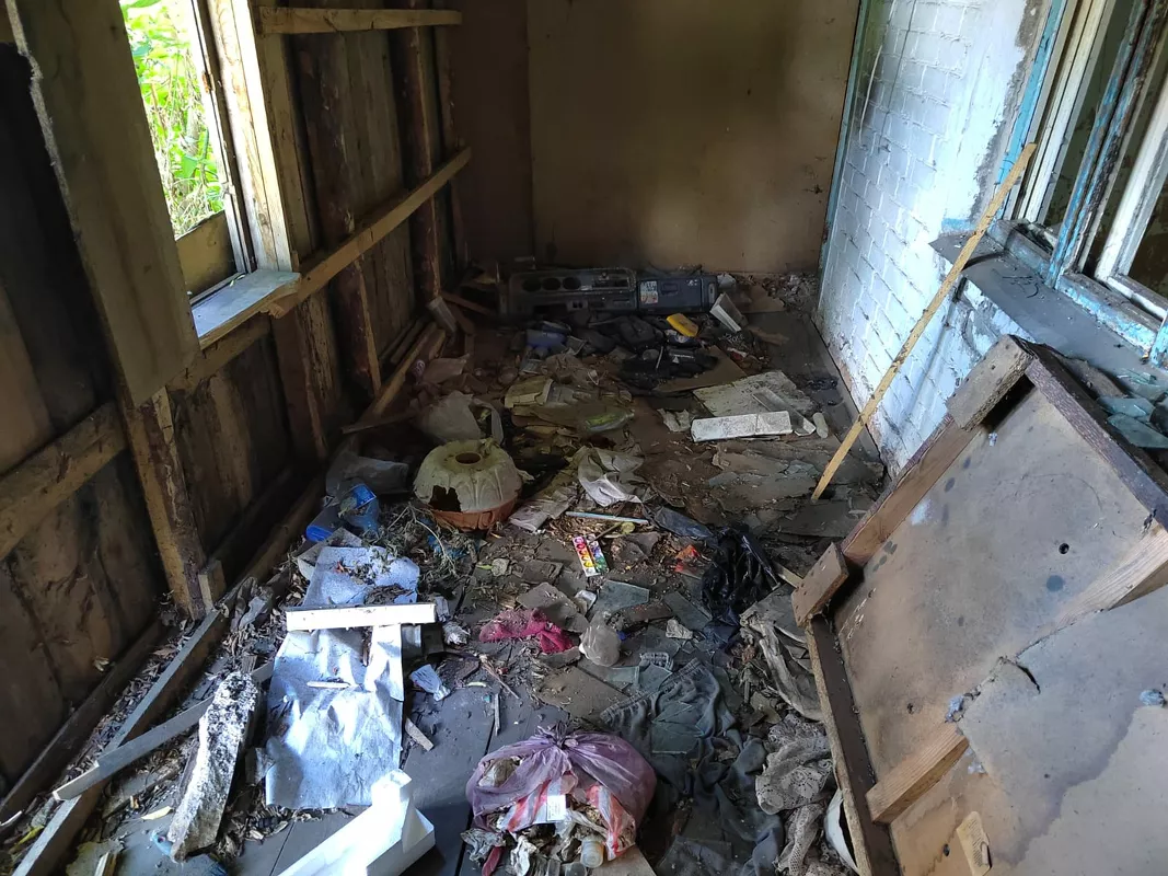 Следователи разбираются в ситуации с разрушающимся бараком в Горняке