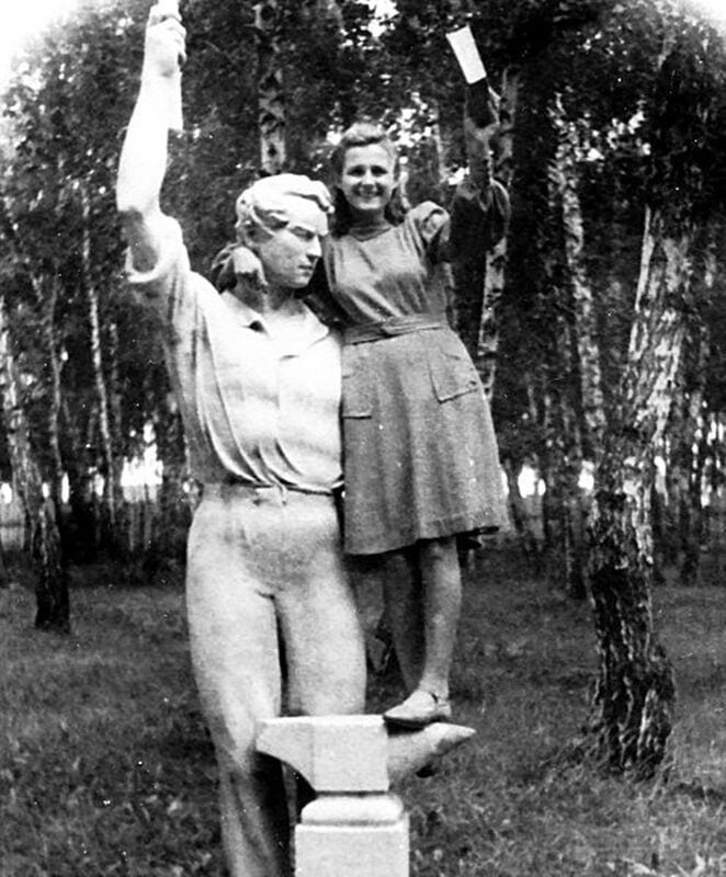 В барнаульском парке восстанавливают утерянную статую советского рабочего