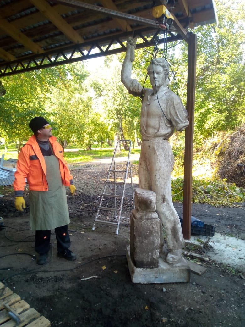 В барнаульском парке восстанавливают утерянную статую советского рабочего