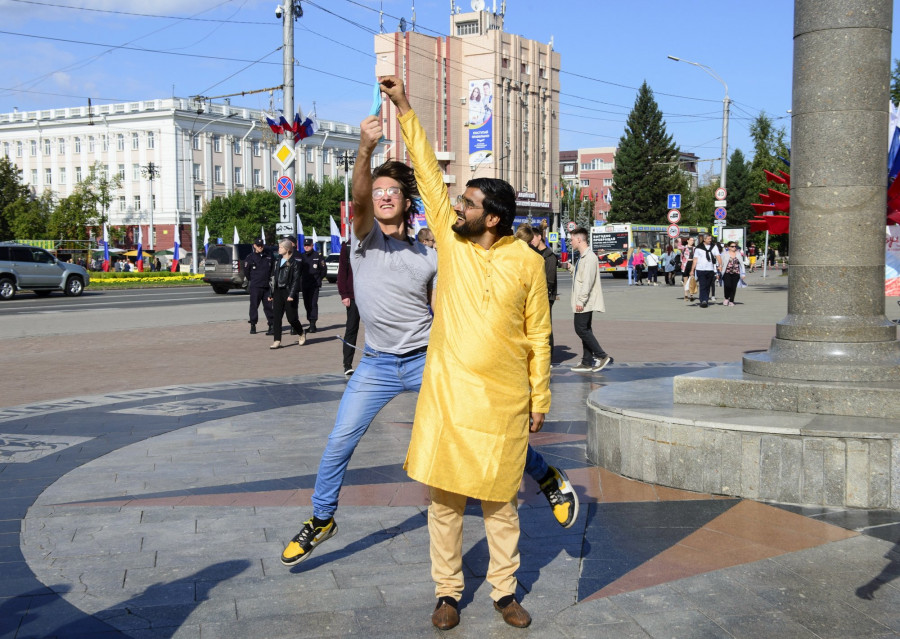 Живые статуи, поющие индейцы и 50 тыс. горожан. Как в Барнауле отметили День города 2023 — большой фоторепортаж altapress.ru