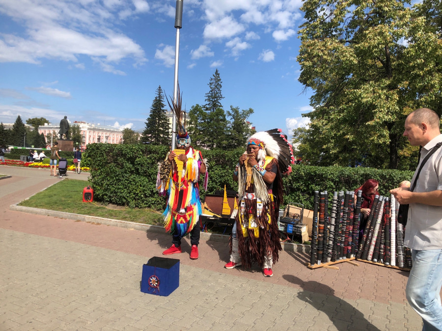 Живые статуи, поющие индейцы и 50 тыс. горожан. Как в Барнауле отметили День города 2023 — большой фоторепортаж altapress.ru