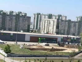 Девятиэтажный торгово-офисный центр начали строить на Ускова