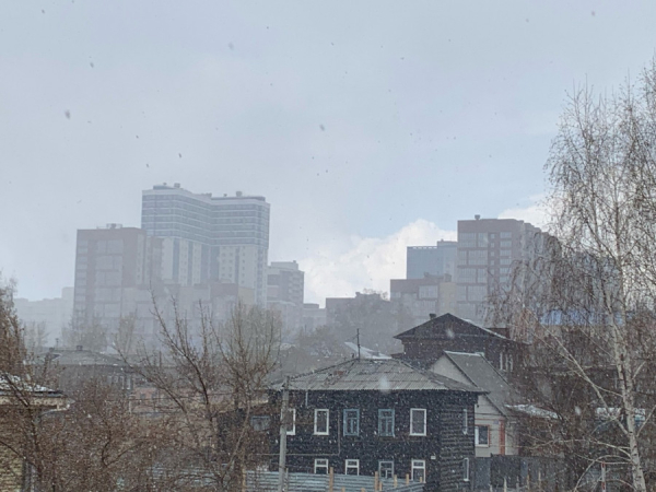 Мощный снегопад, а за ним и град обрушились на Барнаул 2 мая