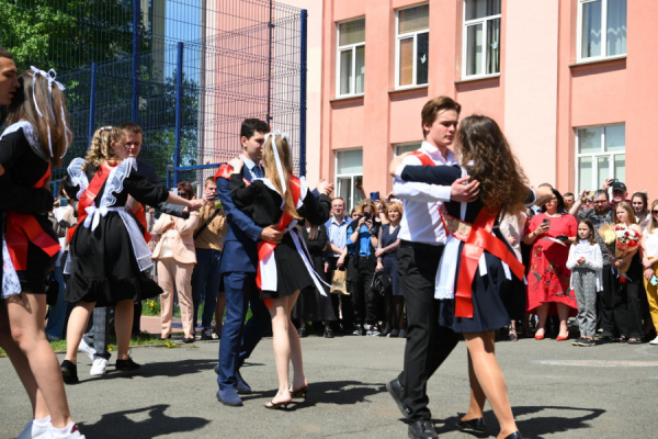 Прощай, школа! Как прошел последний звонок в Барнауле — фоторепортаж altapress.ru