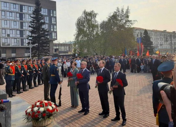 В Барнауле возложили цветы к Мемориалу Славы в честь Дня Победы