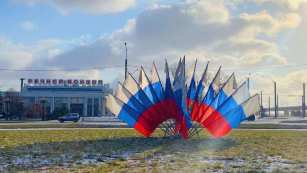 Взвейтесь да развейтесь. За один российский флаг из барнаульского бюджета готовы платить больше 15 тыс. рублей